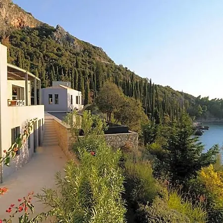 Sleeps 10 Pool Air Con Kardhamili