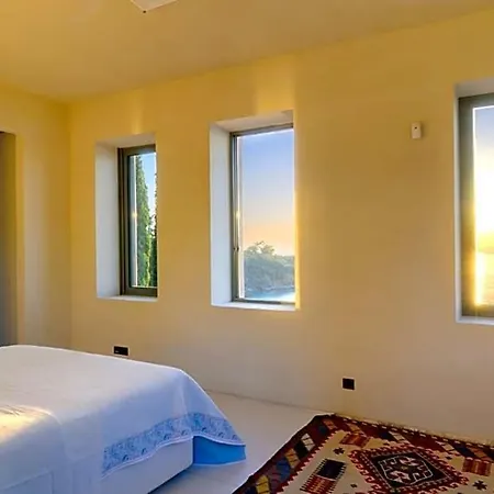 Sleeps 10 Pool Air Con Kardhamili